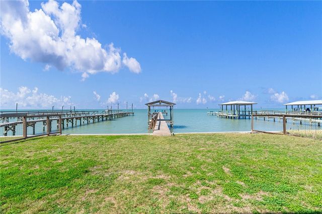 14 Belaire Dr, Rockport, TX 78382