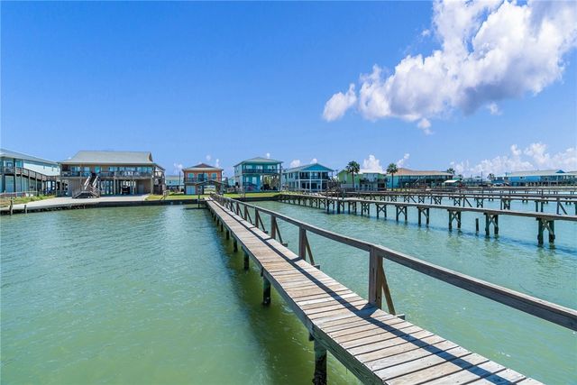 14 Belaire Dr, Rockport, TX 78382