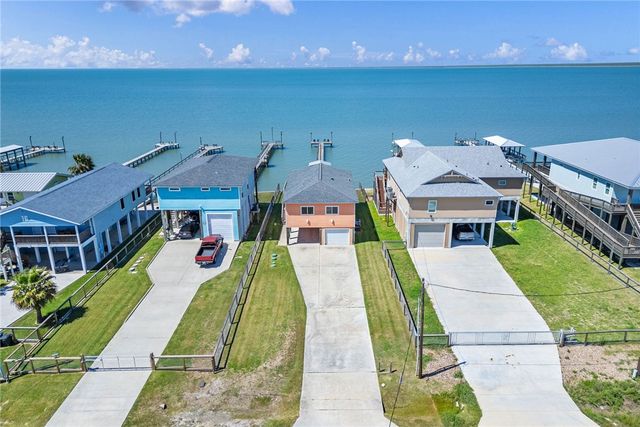 14 Belaire Dr, Rockport, TX 78382