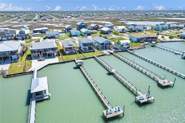 14 Belaire Dr, Rockport, TX 78382