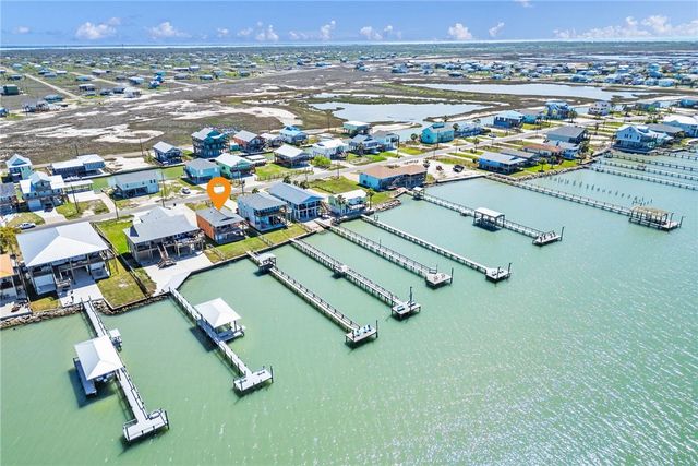 14 Belaire Dr, Rockport, TX 78382