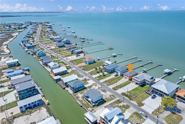 14 Belaire Dr, Rockport, TX 78382