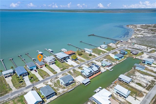 14 Belaire Dr, Rockport, TX 78382