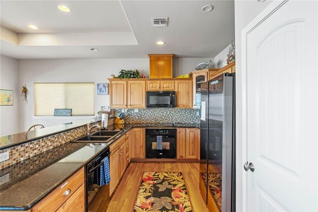 14 Belaire Dr, Rockport, TX 78382