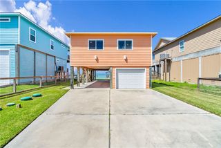 14 Belaire Dr, Rockport, TX 78382