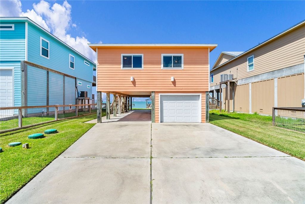 14 Belaire Dr, Rockport, TX 78382