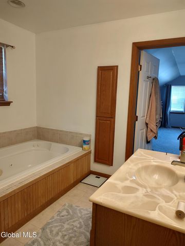 29 Blue Jay Way, Clifton Park, NY 12148