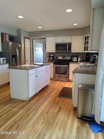 29 Blue Jay Way, Clifton Park, NY 12148