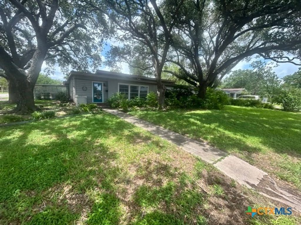 702 E Mesquite Lane, Victoria, TX 77901