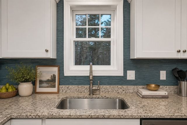 158 Standish Ln, Hudson, NH 03051