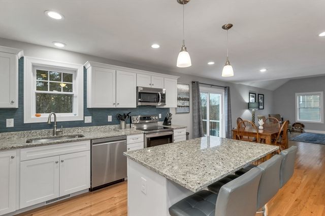 158 Standish Ln, Hudson, NH 03051