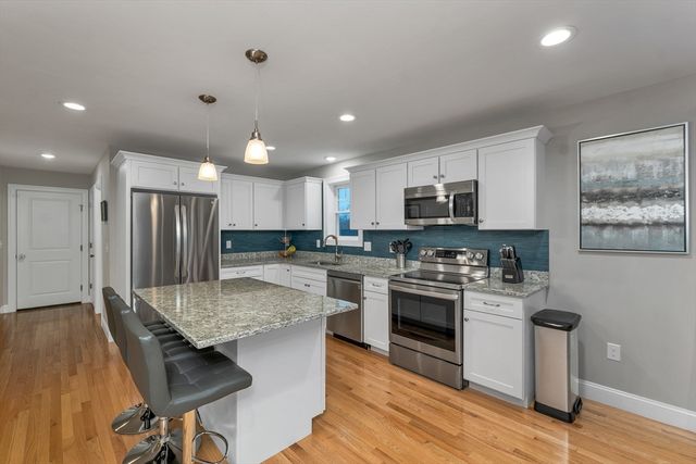 158 Standish Ln, Hudson, NH 03051