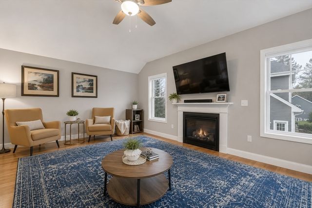158 Standish Ln, Hudson, NH 03051