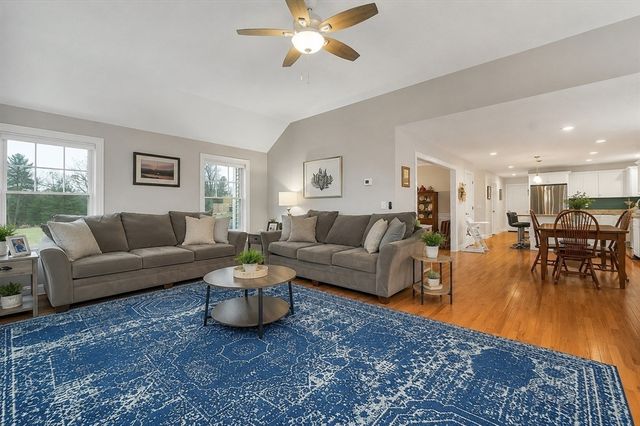 158 Standish Ln, Hudson, NH 03051