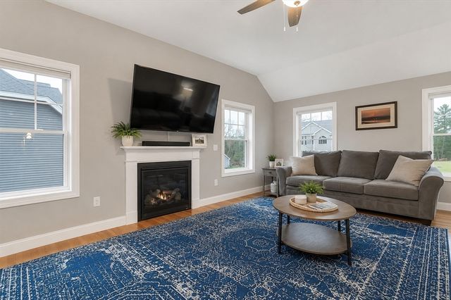 158 Standish Ln, Hudson, NH 03051
