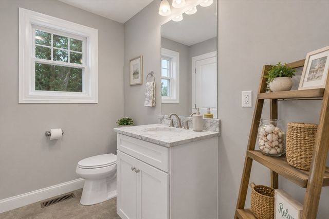 158 Standish Ln, Hudson, NH 03051