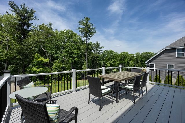 158 Standish Ln, Hudson, NH 03051