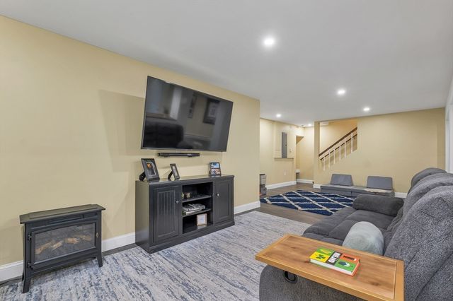 158 Standish Ln, Hudson, NH 03051