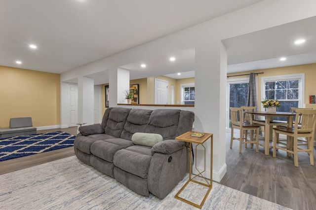 158 Standish Ln, Hudson, NH 03051