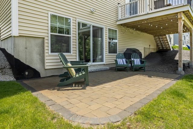 158 Standish Ln, Hudson, NH 03051