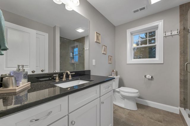 158 Standish Ln, Hudson, NH 03051