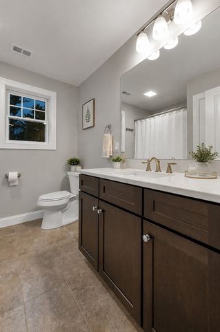 158 Standish Ln, Hudson, NH 03051