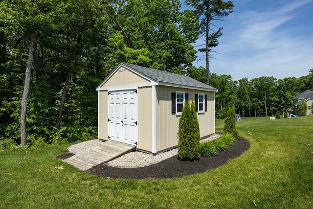 158 Standish Ln, Hudson, NH 03051