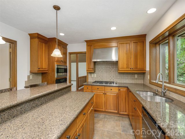 227 Estate Drive, Hendersonville, NC 28739