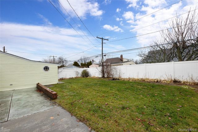 69 Cottonwood Lane, Westbury, NY 11590