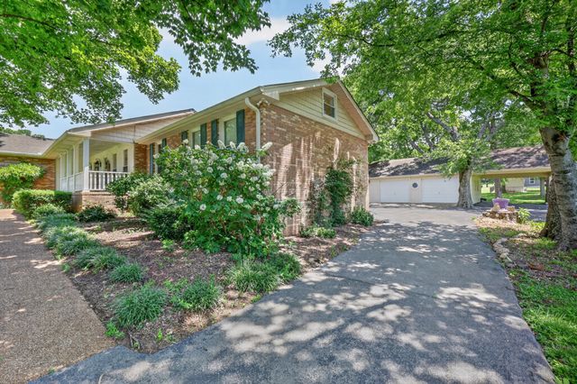 111 Countrywood Dr, Lebanon, TN 37087