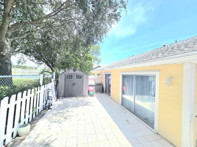 1530 Royal Forest Court, West Palm Beach, FL 33406