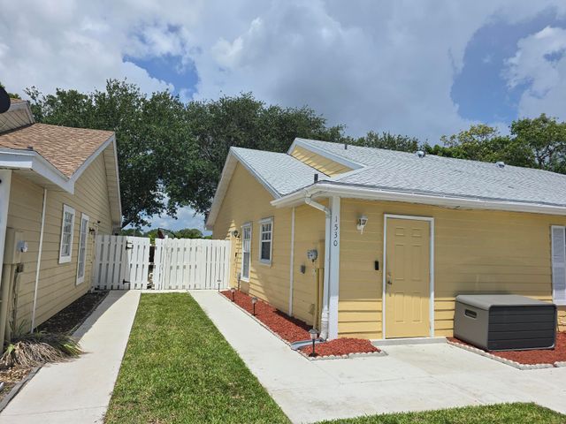 1530 Royal Forest Court, West Palm Beach, FL 33406