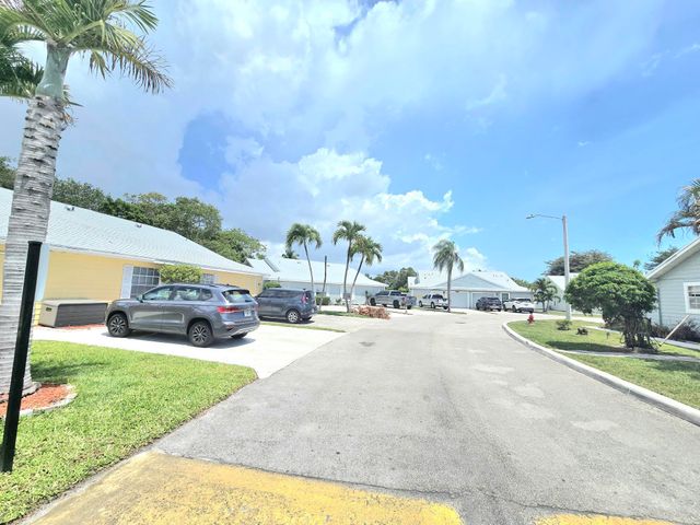 1530 Royal Forest Court, West Palm Beach, FL 33406