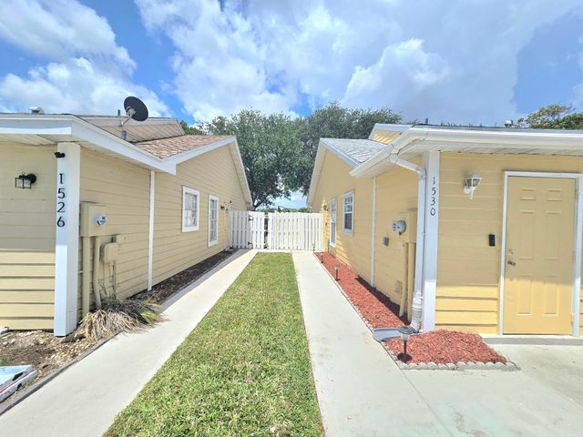 1530 Royal Forest Court, West Palm Beach, FL 33406