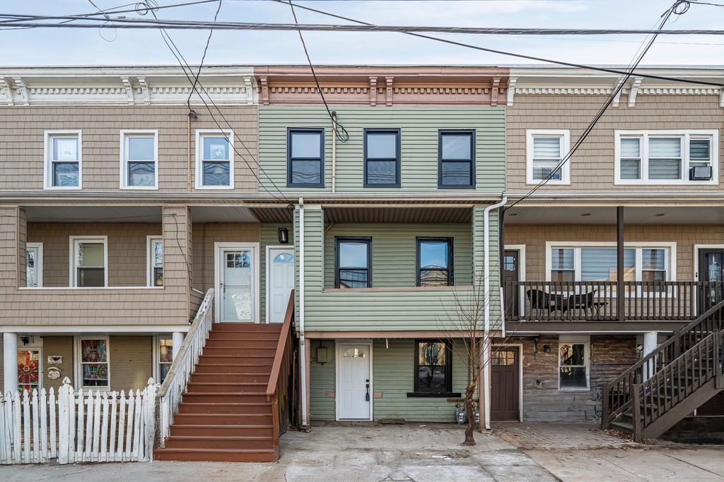 22 WEST 10TH ST, Bayonne, NJ 07002