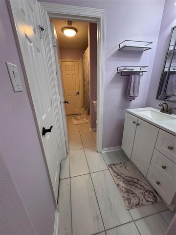 1011 Oak Park Lane, Friendswood, TX 77546