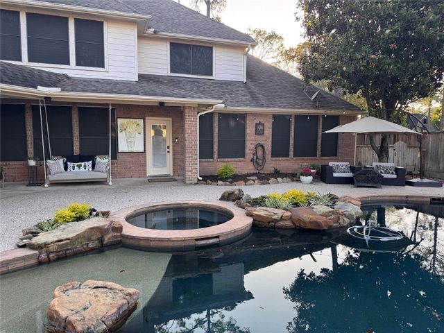1011 Oak Park Lane, Friendswood, TX 77546