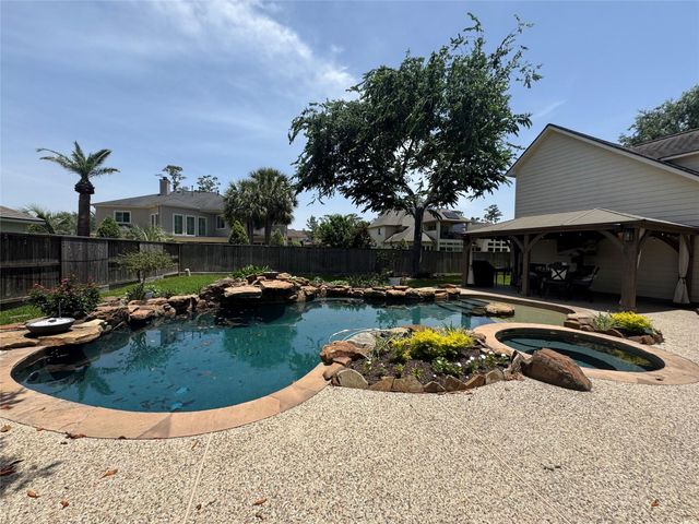 1011 Oak Park Lane, Friendswood, TX 77546