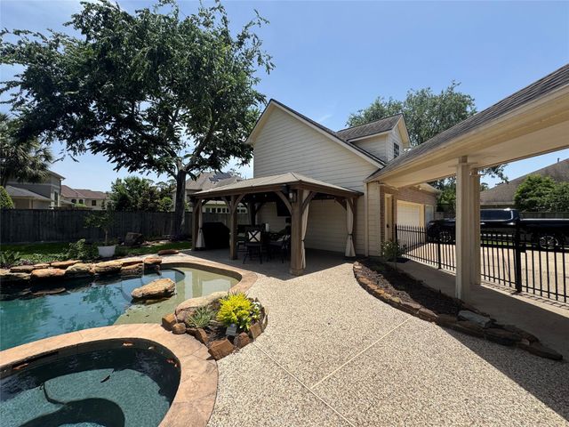 1011 Oak Park Lane, Friendswood, TX 77546