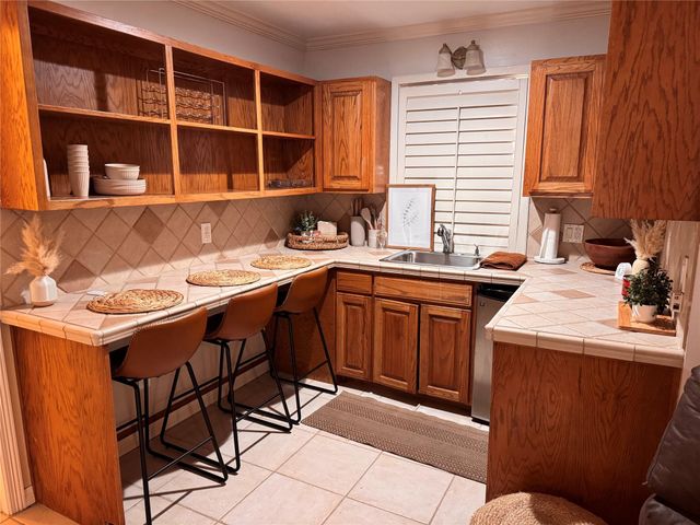 1011 Oak Park Lane, Friendswood, TX 77546