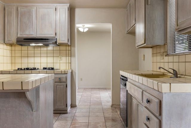 1205 Kara Ln, Modesto, CA 95355