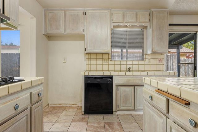 1205 Kara Ln, Modesto, CA 95355