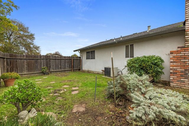 1205 Kara Ln, Modesto, CA 95355