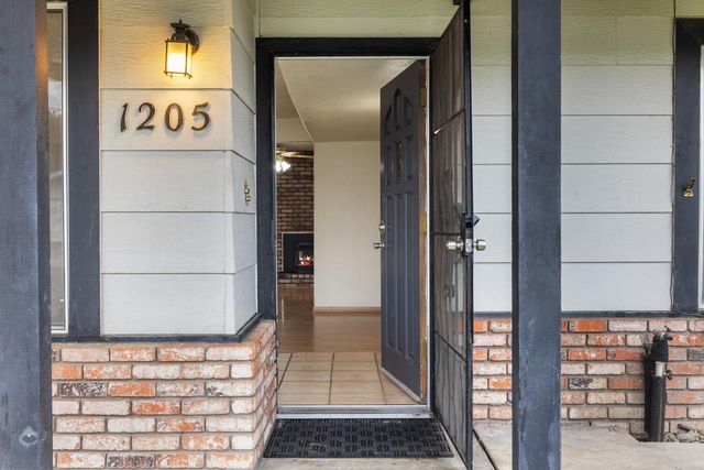 1205 Kara Ln, Modesto, CA 95355