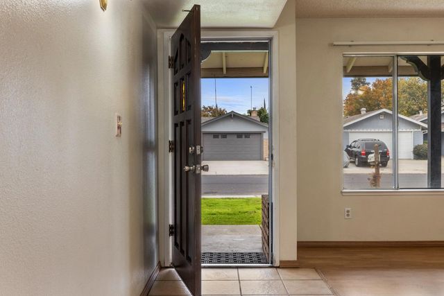 1205 Kara Ln, Modesto, CA 95355