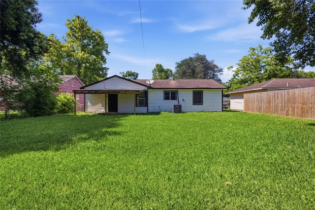 5622 Woodgreen Street, Houston, TX 77033