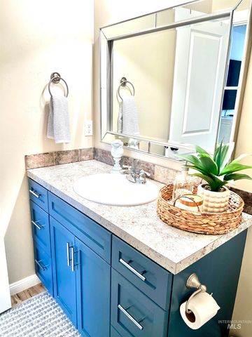 1518 E Florida Ave, Nampa, ID 83686