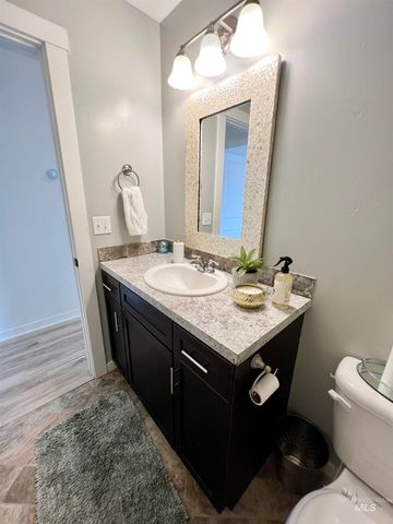 1518 E Florida Ave, Nampa, ID 83686