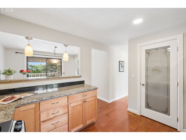 19142 SUNCREST Dr, West Linn, OR 97068