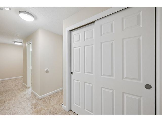 19142 SUNCREST Dr, West Linn, OR 97068